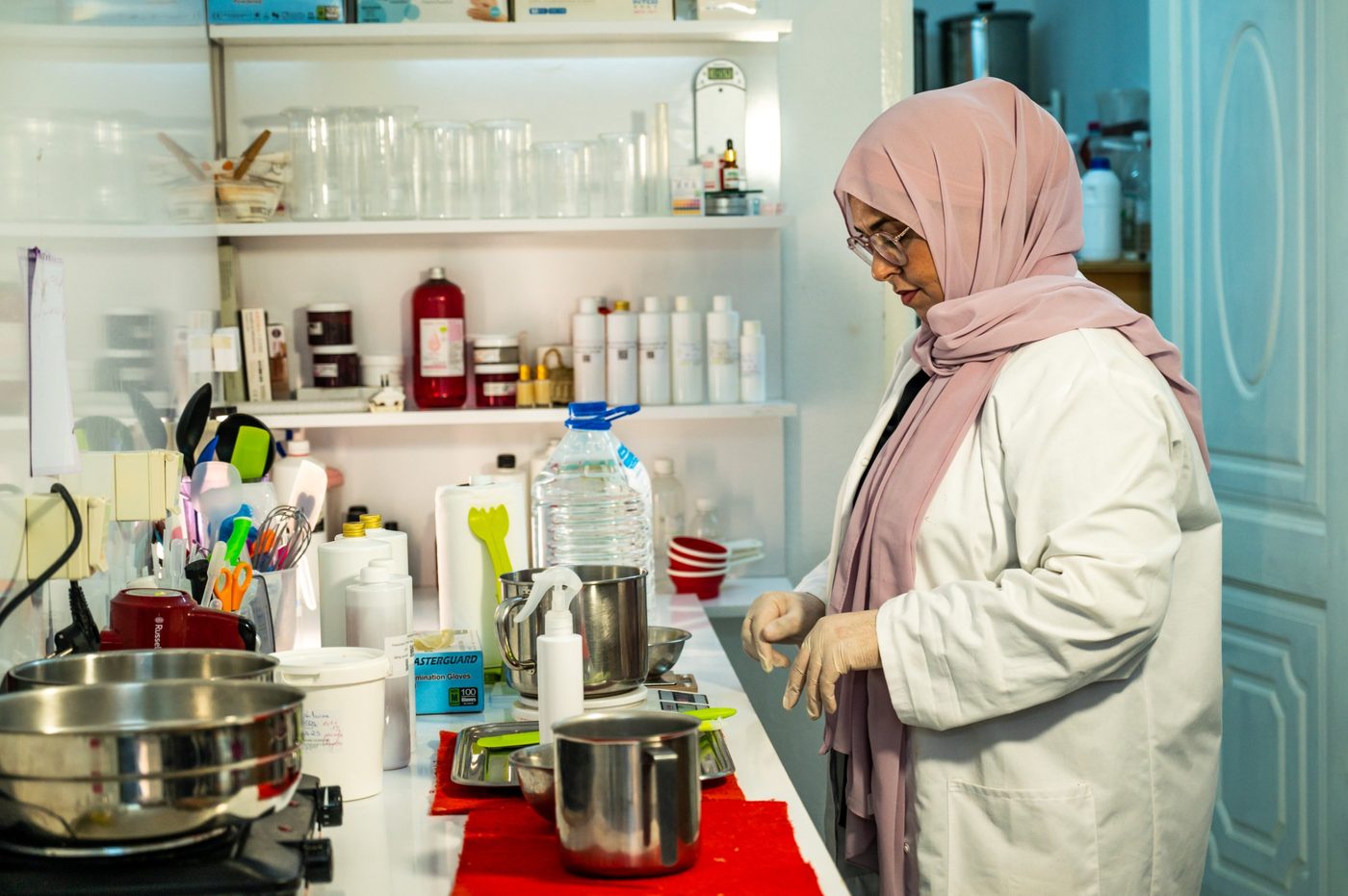 Lobna préparant les cosmétiques dans son atelier à Tozeur